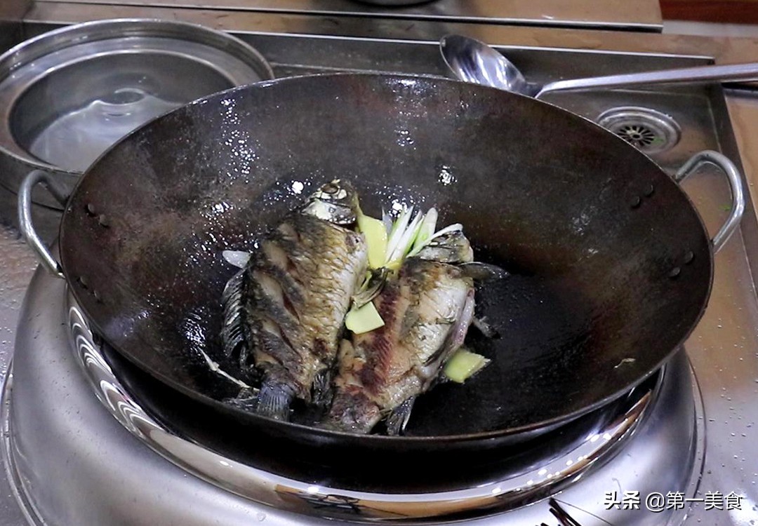 图片[7]-【鲫鱼炖豆腐】做法步骤图 汤汁奶白 味道极鲜-起舞食谱网