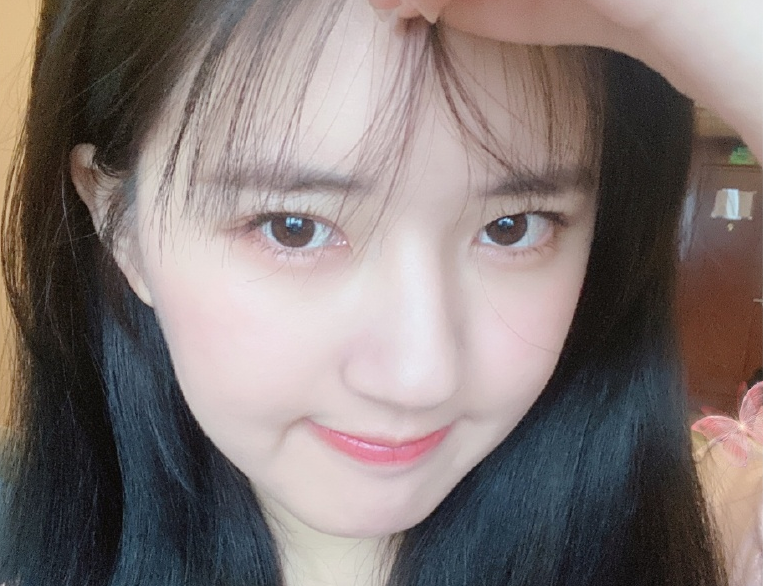 赵露思发文晒自拍，婴儿肥脸蛋惹人爱，一看伙食太诱人秒懂其内涵