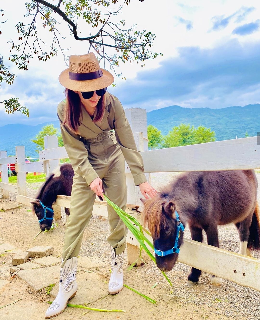 昆凌牵一双儿女看奶牛，弟弟身高快赶上姐姐，一家人穿扮超时髦