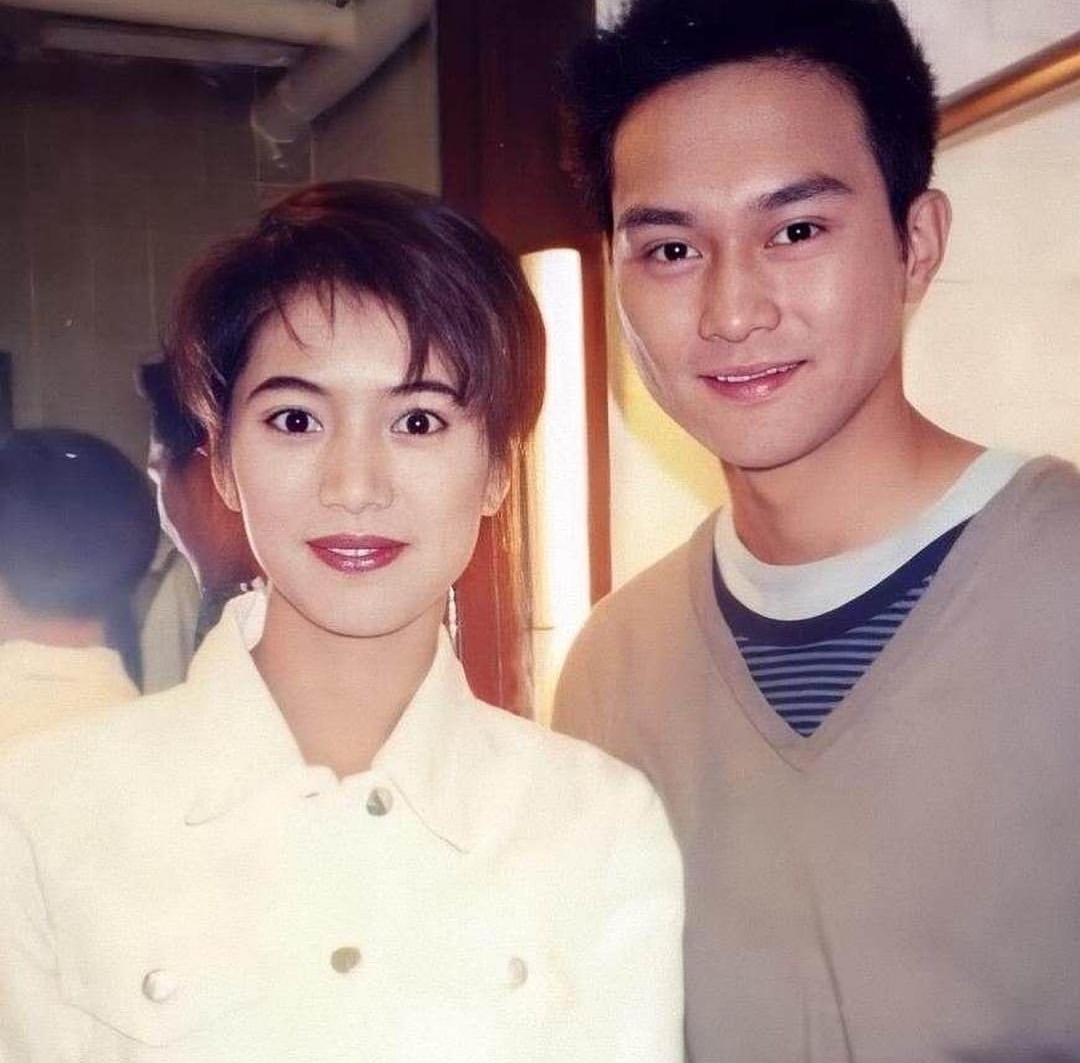 張智霖兒子母親節曬照，魔童攬媽媽臂膀顯男友力，身高赶超袁詠儀