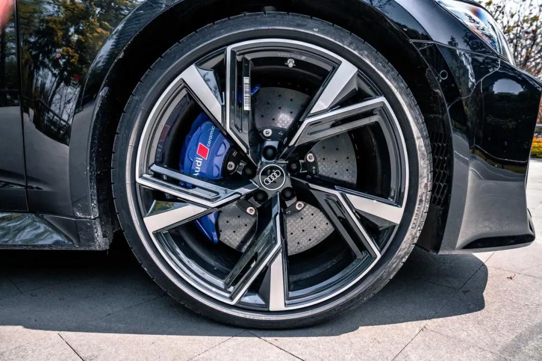 试完这台奥迪8缸性能车后发现，原来性能车也能很舒适