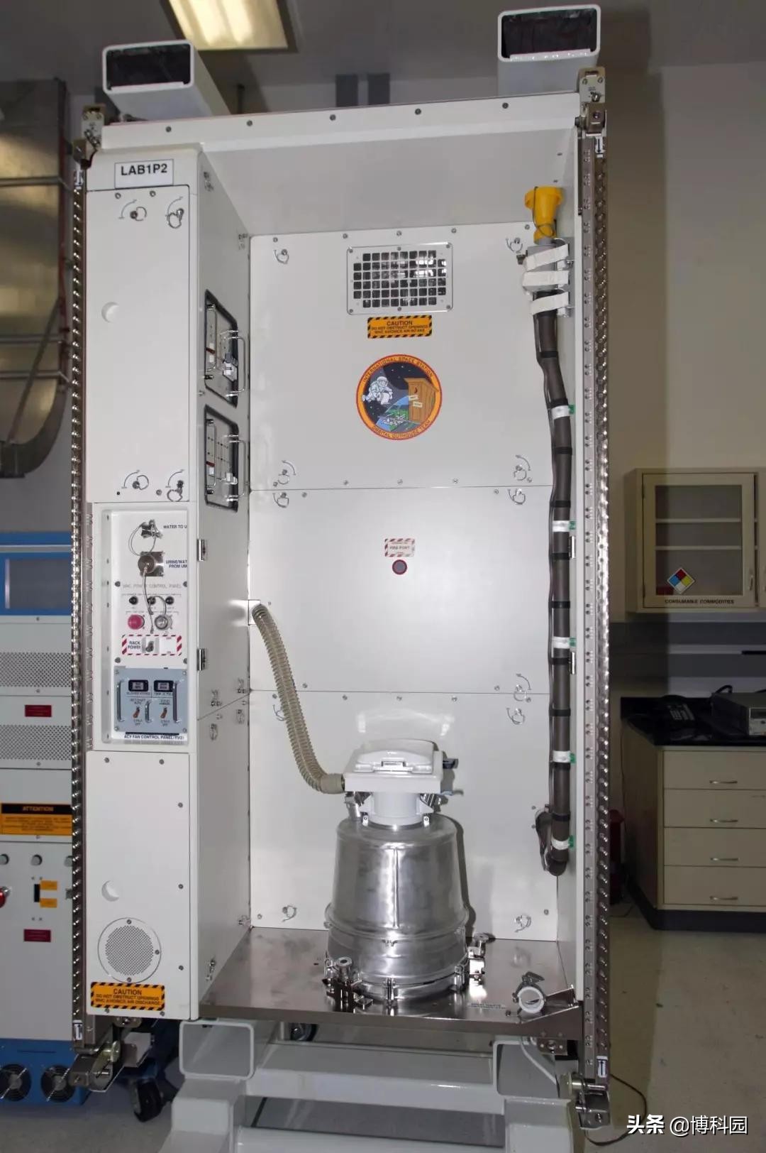 阿波罗登月飞船没有厕所，宇航员是如何解决三急的？