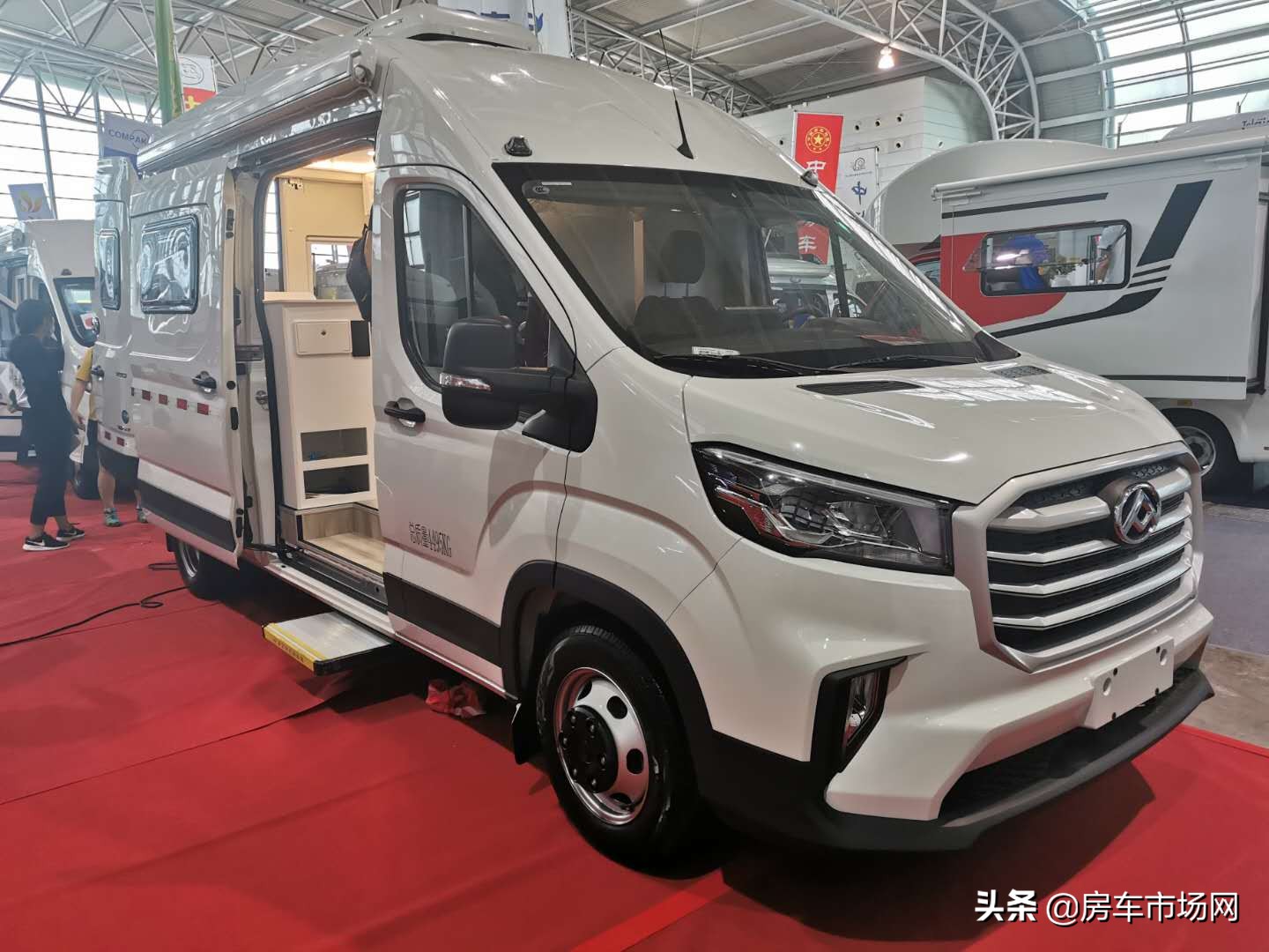 脑洞大开车友的个性定制版房车！要大空间没有卫浴间，能工作生活