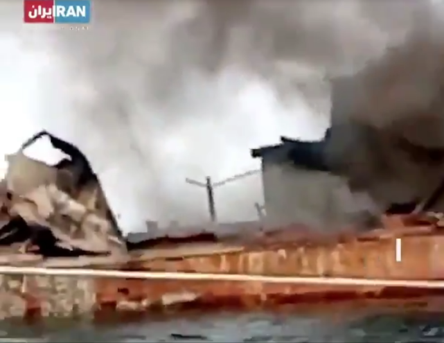 伊朗海军损失惨重！中弹军舰惨状曝光，舰岛竟被完全炸飞