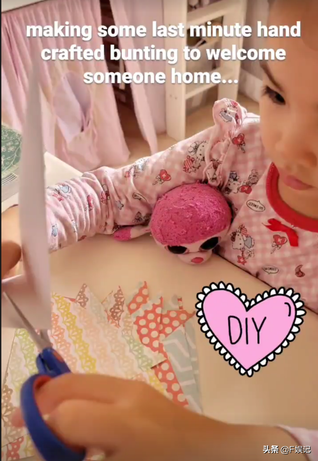 陳豪拍完外景回家受到家人熱烈歡迎陳茵媺曬一家五口相聚的全家福