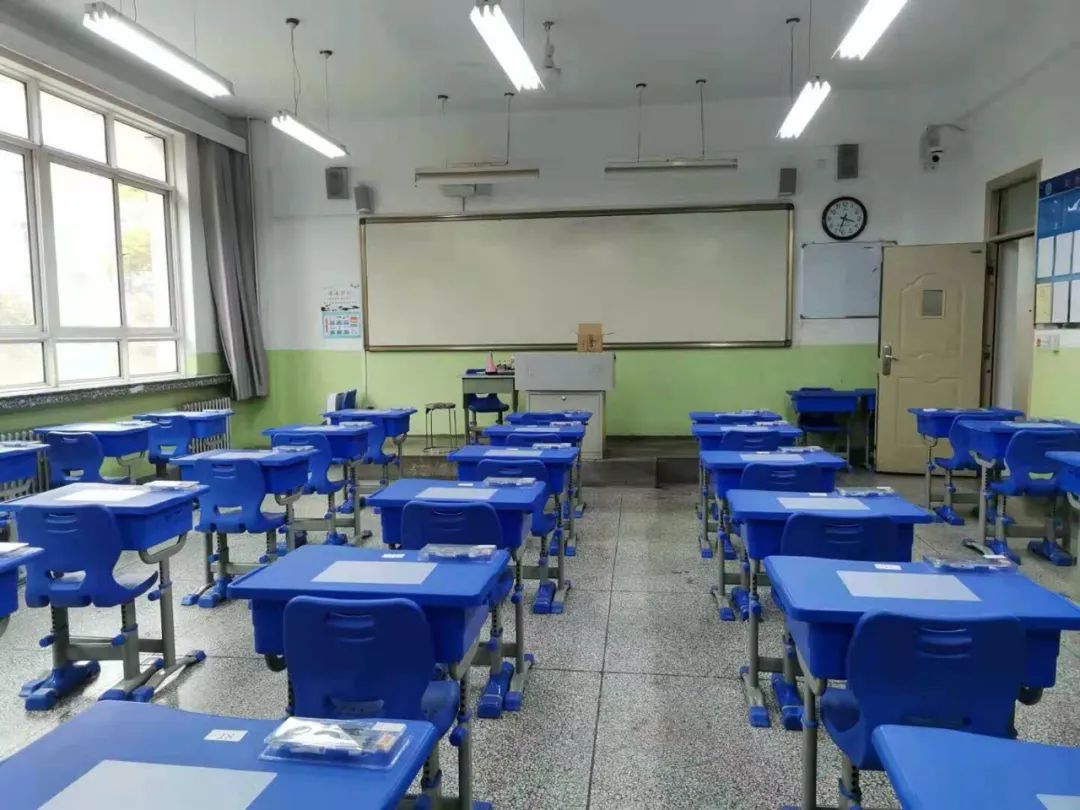 高考倒计时1天考生提前踩点看考场