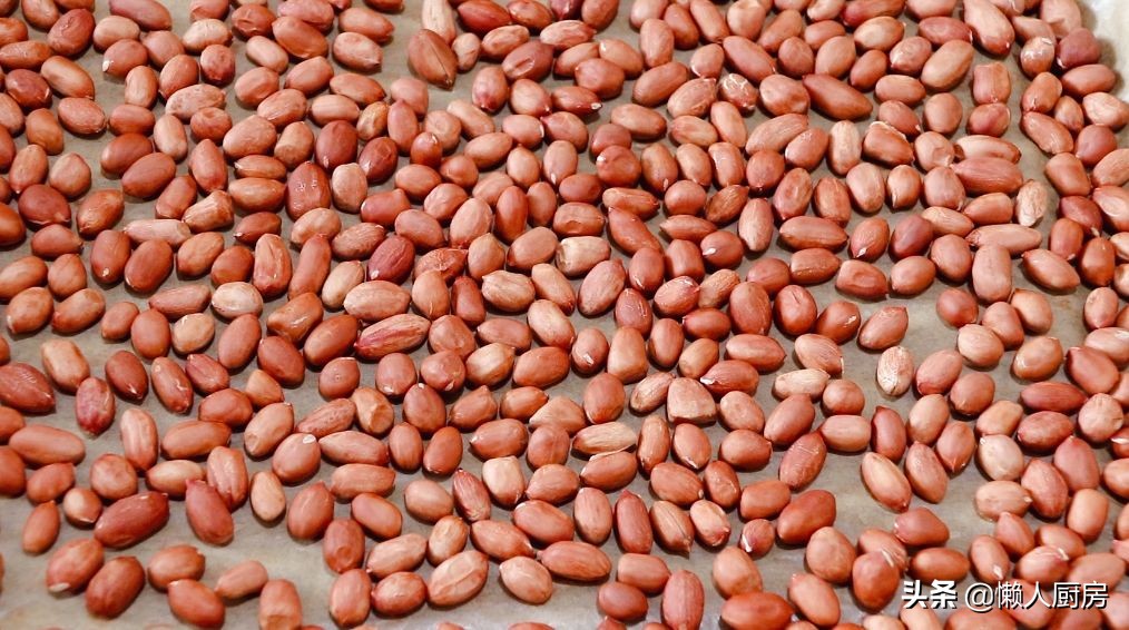 花生米不用水煮，撒點鹽泡一下，比油炸得更好吃，鹹香酥脆