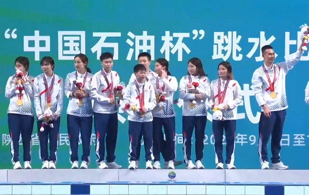 时隔32天，全红婵再登冠军领奖台！领导和她多聊两句，一脸害羞