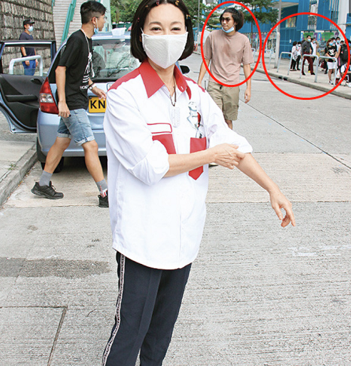 惠英红在街头拍戏，60岁状态很真实，穿着朴素就是个普通人