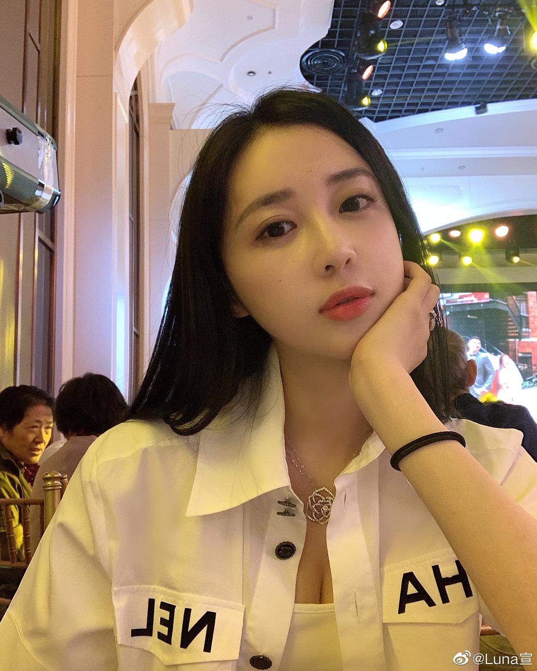 潘玮柏官宣结婚！女方是空姐，身材火辣颜值高，网友：比吴昕漂亮