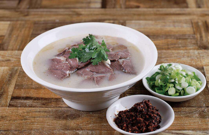 How to stew the mutton soup to make it thick and white, what method is used to remove the mutton smell, and should I add spices?
