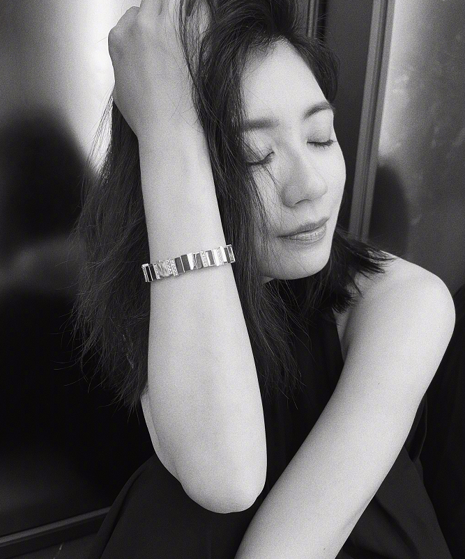 贾静雯老公晒女儿近照，咘咘和妹妹的颜值都超高，长大一定要出道