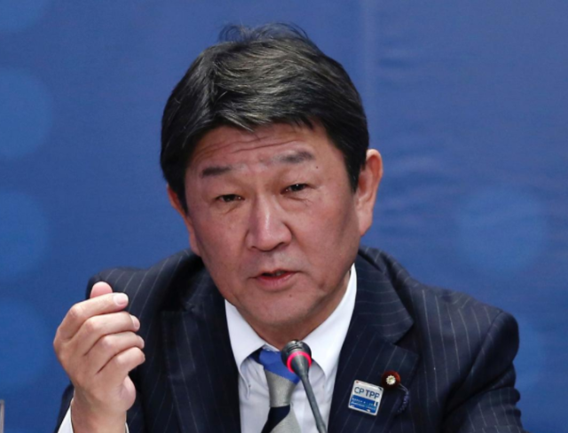日本外相亲自接见克里，我国外长却通过视频会见，克里还正襟危坐