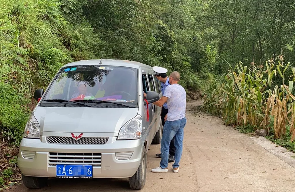 重庆|全市交巡警大联动 严管严查重点交通违法行为