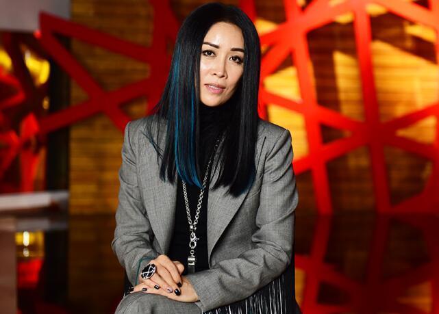 53岁那英短发近照曝光，因身材矮小遭网友点评：