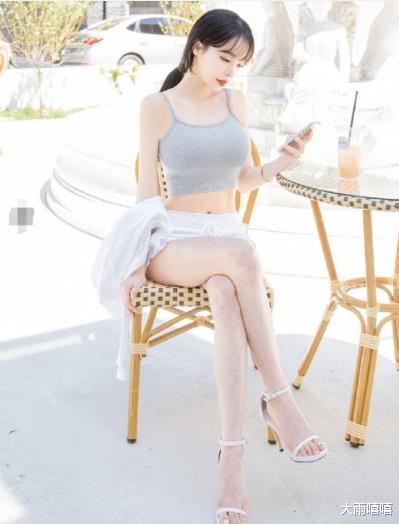 夏日炎炎，这种“清凉”的穿搭风格深受女孩子喜欢