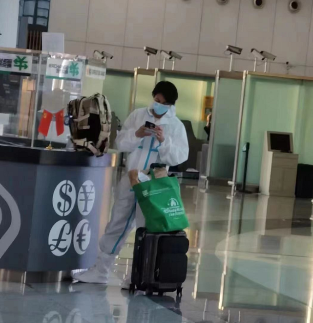 網友機場偶遇吳尊，穿防護​​服難擋帥氣，用購物袋裝行李超接地氣