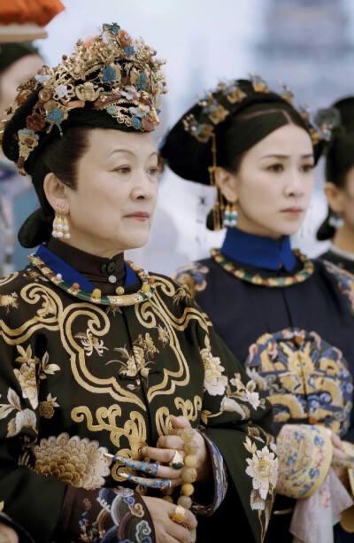 乾隆二年的时候,乌拉那拉氏被册封为娴妃,嫡福晋富察氏被册封成皇后