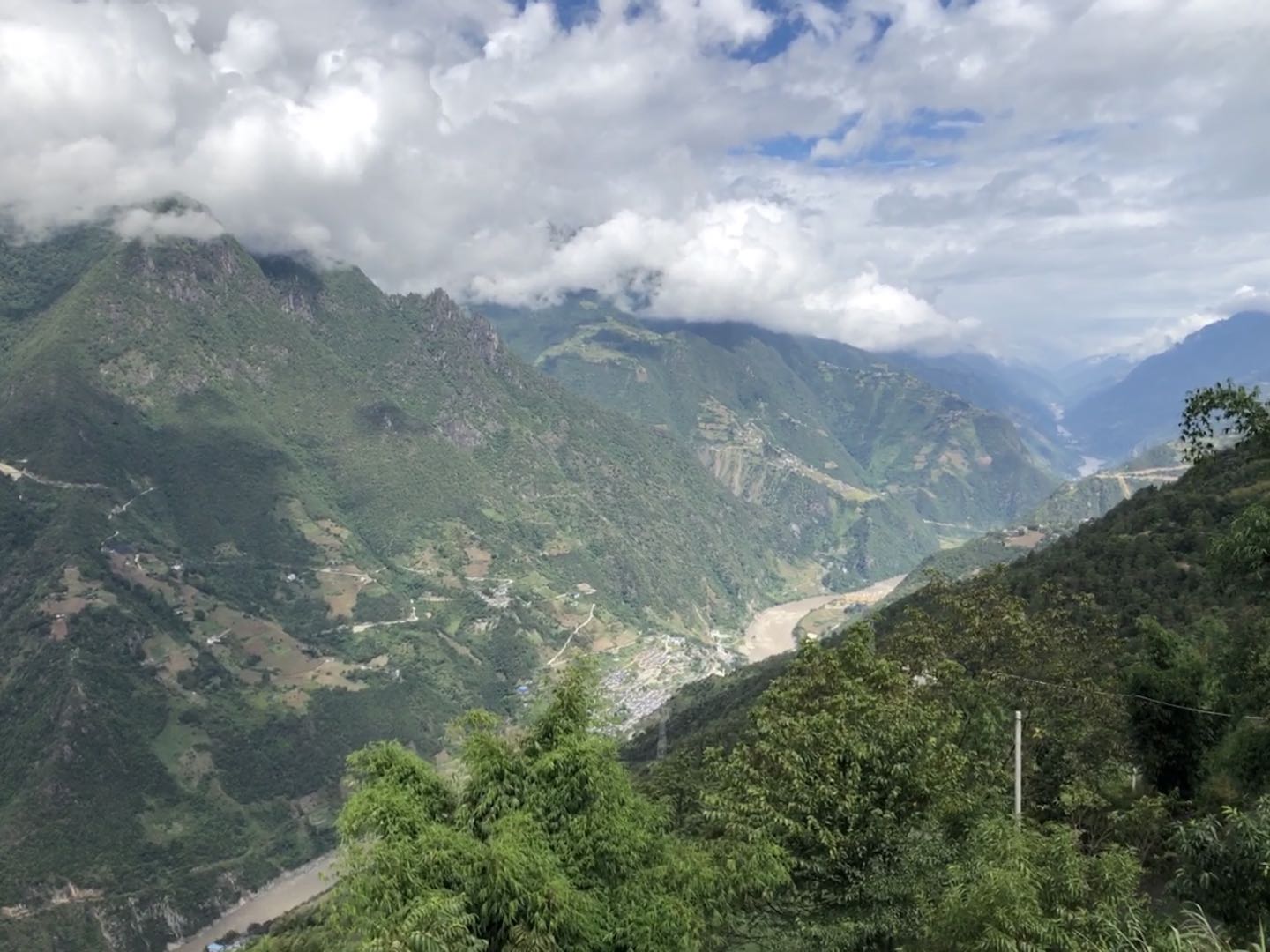 云南省怒江州：高山峡谷中走出脱贫路