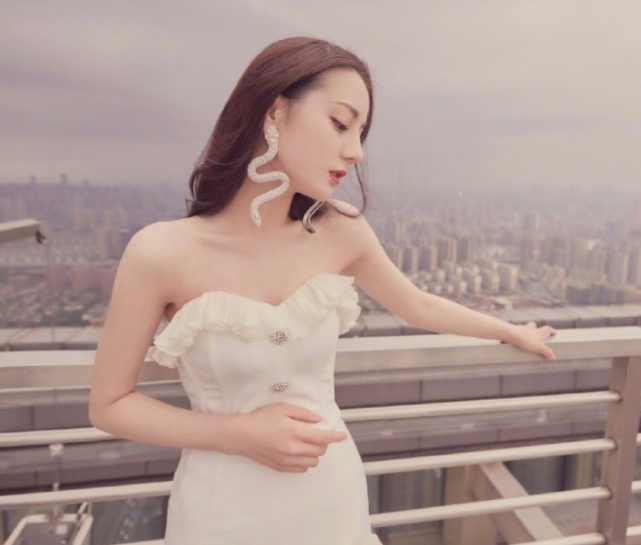 热巴的脚有多小？看清她穿高跟鞋时的大脚趾头