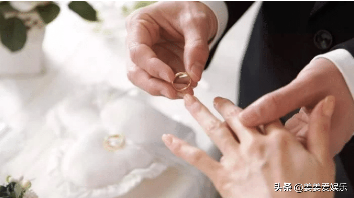 某音“最洋气新娘”火了，穿“无痕暗纹婚纱”