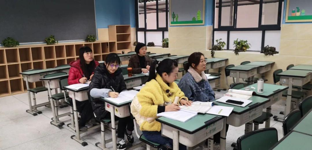 天府新区南湖小学开展语文统编教材解读培训活动