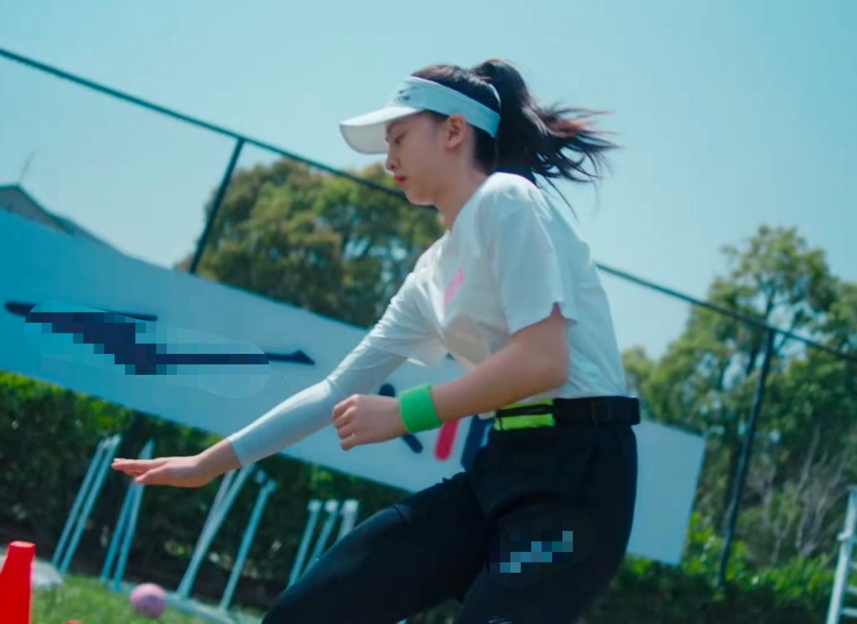 13岁森碟运动照太惊艳！挥拍有力腿部肌肉抢镜，身高已逼近爸爸