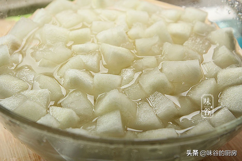 柚子皮是好寶貝，別再扔掉了，做成小零食清香甘甜，全家都愛吃