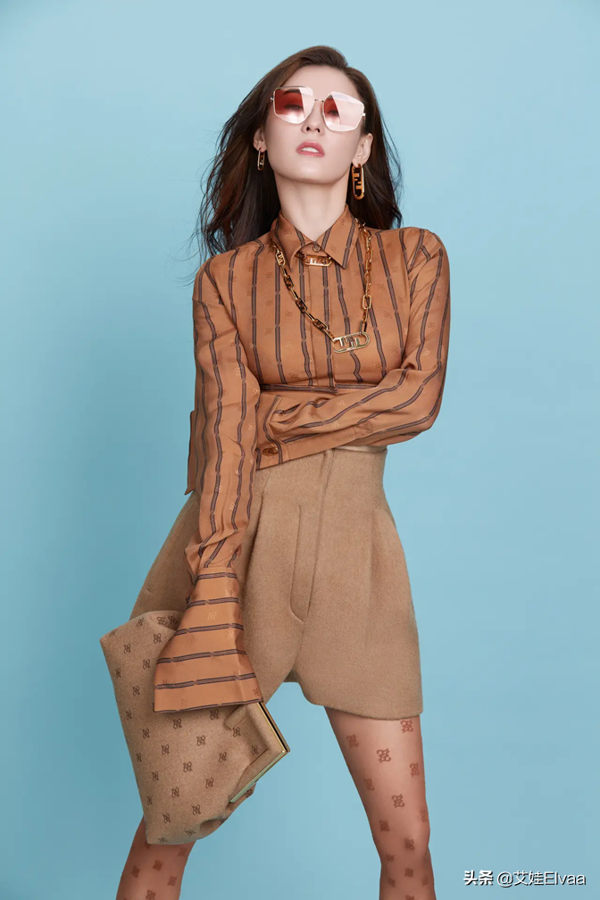 张柏芝生完娃后罕见高调，穿露脐装配肉色丝袜，戴大金链彻底放开