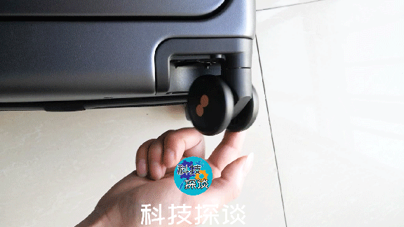 国货把背包的便捷性带进行李箱，让笔记本轻松放置，手机快捷充电
