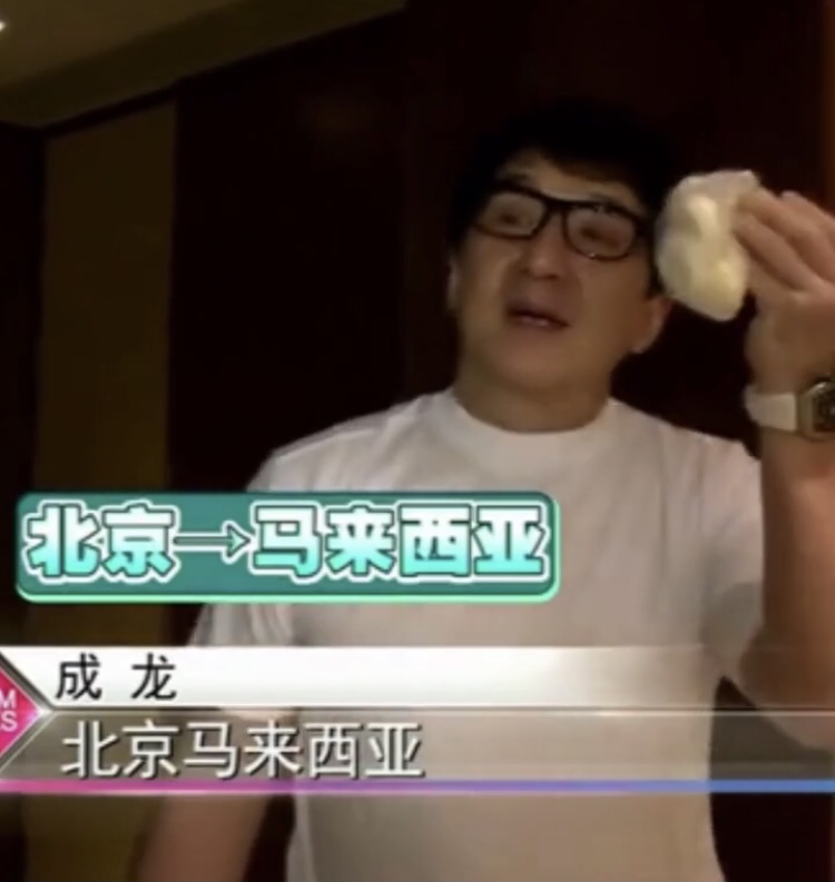 66岁成龙超环保，心疼会场浪费水，曾一双拖鞋走