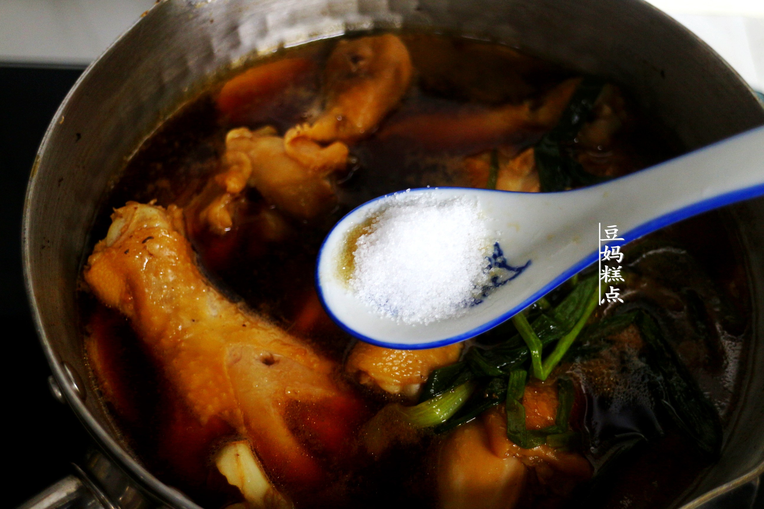 一个超简单的鸡腿吃法，煮10分钟，盖盖一焖，又嫩又入味