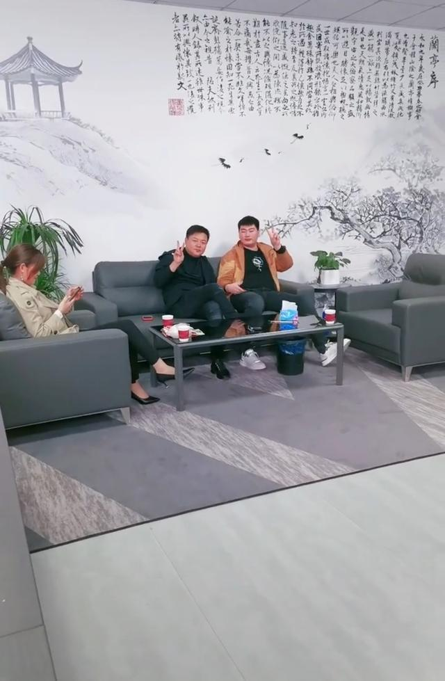 大衣哥朱之文开公司：儿媳坐董事长椅玩手机，