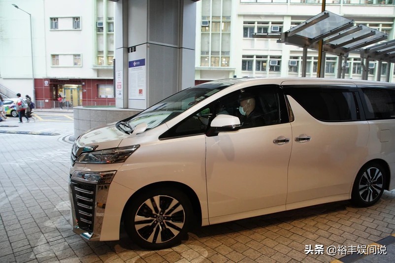刘德华8岁女儿秘密入院！妈妈朱丽倩全程陪同，模样乖巧精神不错
