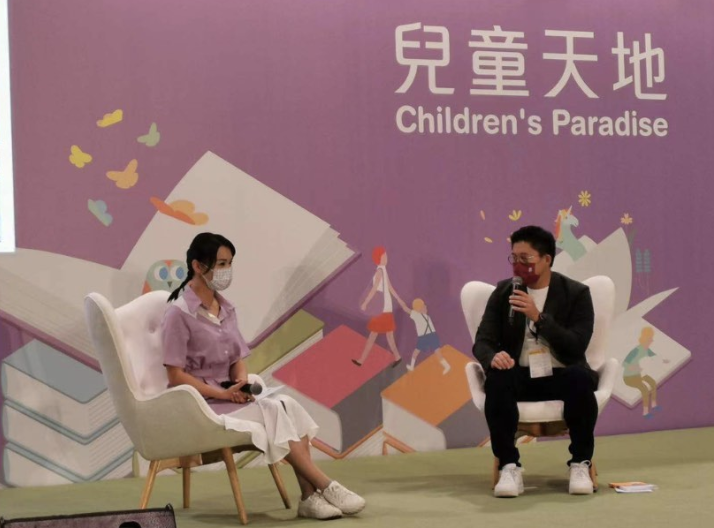 霍启刚郭晶晶甜蜜爱情上热搜，两人带儿子看书展，生活简单却幸福