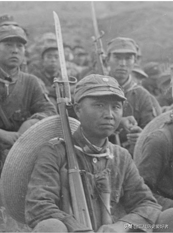 这才是八路军军人该有的模样！目光凌厉，杀气