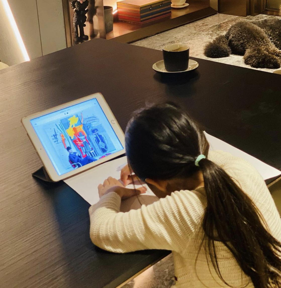 画周杰伦？小周周照着爸爸的照片作画超认真，周董豪宅豪华有档次