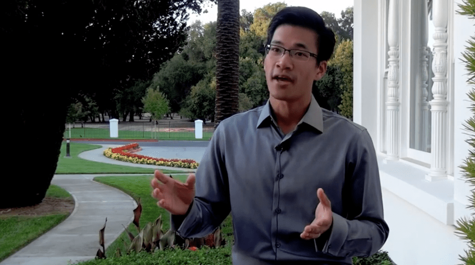 王力宏罕見曬大哥，王力德穿白大褂做科研，研究血癌學歷全家最高