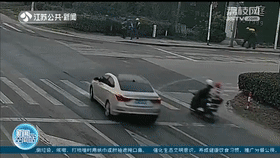 转弯轿车撞上直行电动车 骑乘人员佩戴头盔逃过一劫
