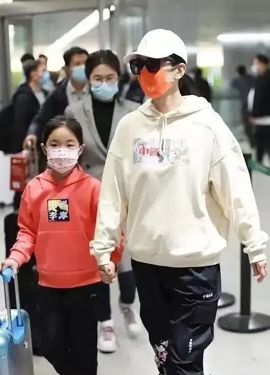 58岁李宁罕见露面！上了年纪身材发福头发也白了