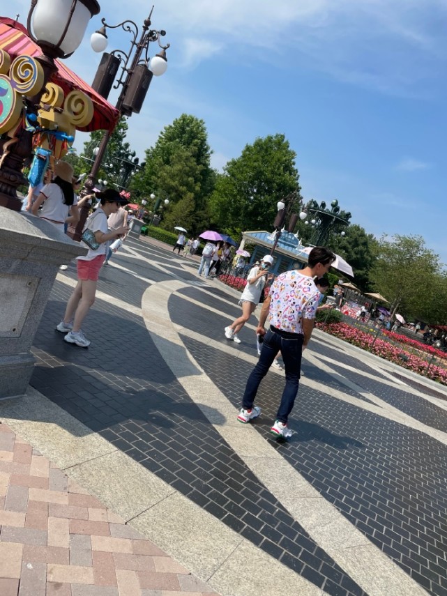 網友迪士尼偶遇吳尊，路人鏡頭下頭圍太小了，帥得發光不像倆娃爸