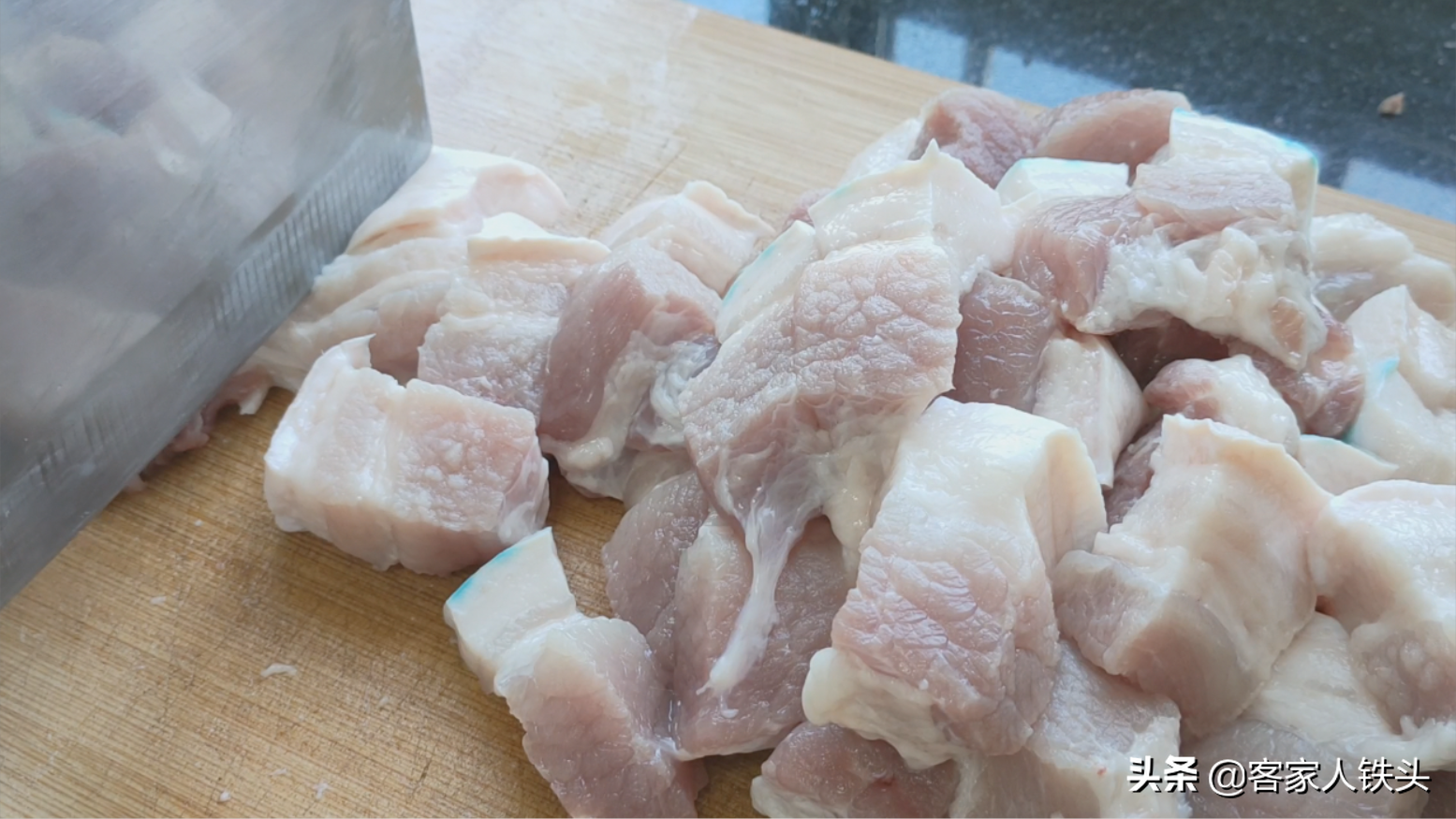 廣東人酒席上必上的一道菜，不用大料，出鍋口感香軟，好吃又不膩