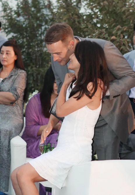 42岁马雅舒夫妻同框，穿白裙与富豪老公配一脸，混血儿女颜值逆天