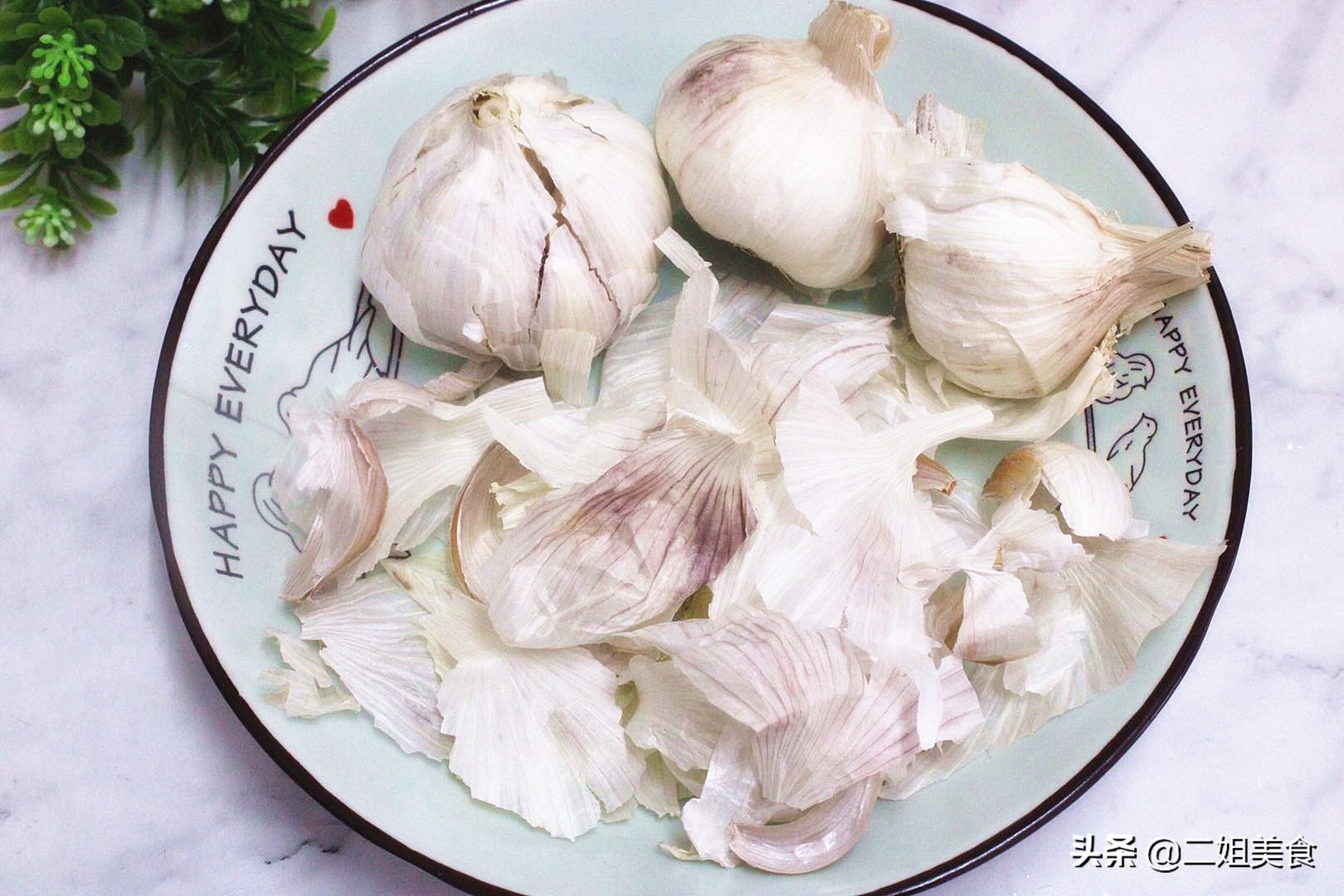 大蒜皮是好宝贝，别再扔掉了，教您大蒜皮的3个用法，简单实用