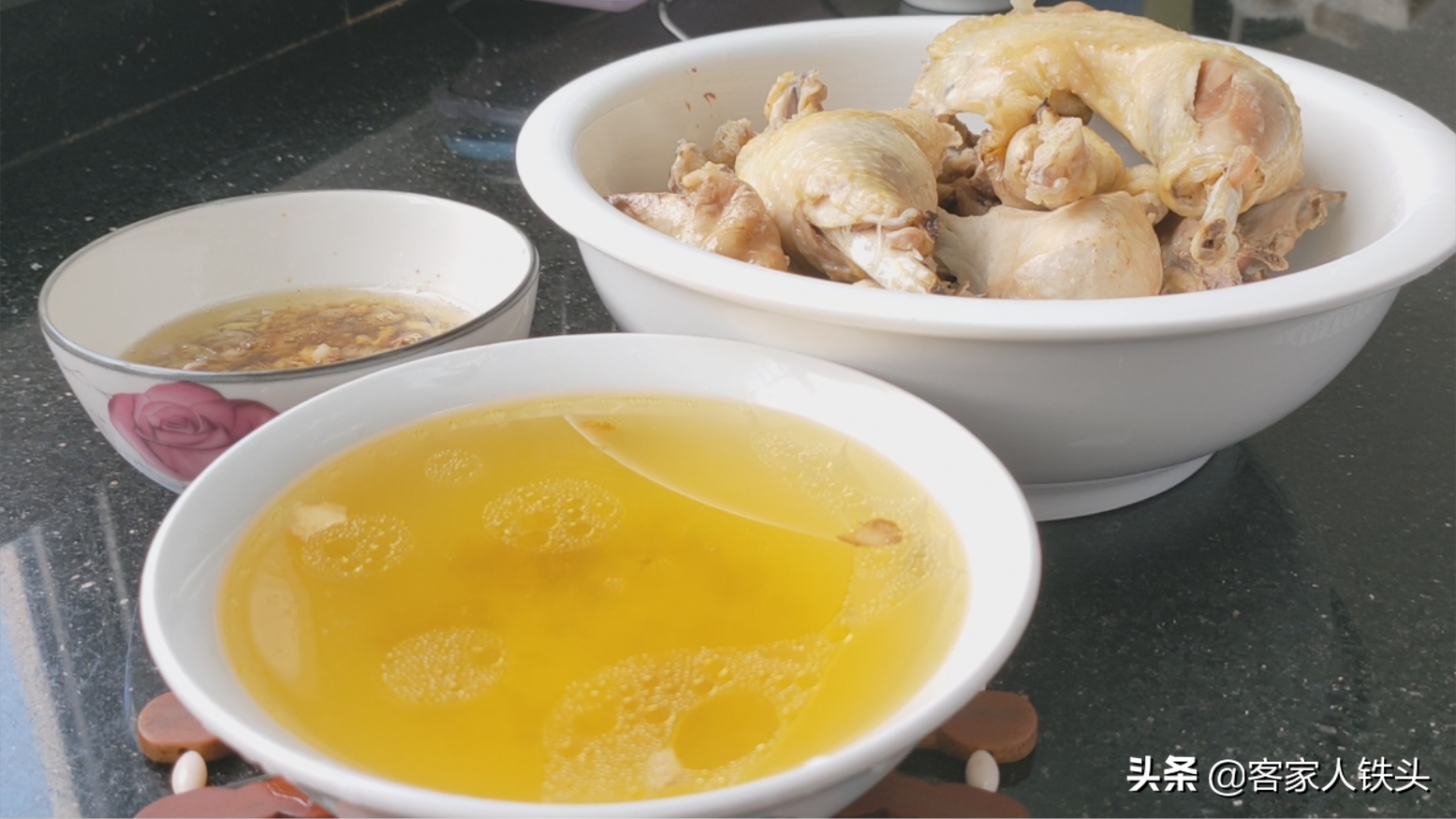 秋冬季客家人爱这样吃鸡，一只鸡一碗汤，甘香肉滑，营养好吃温补