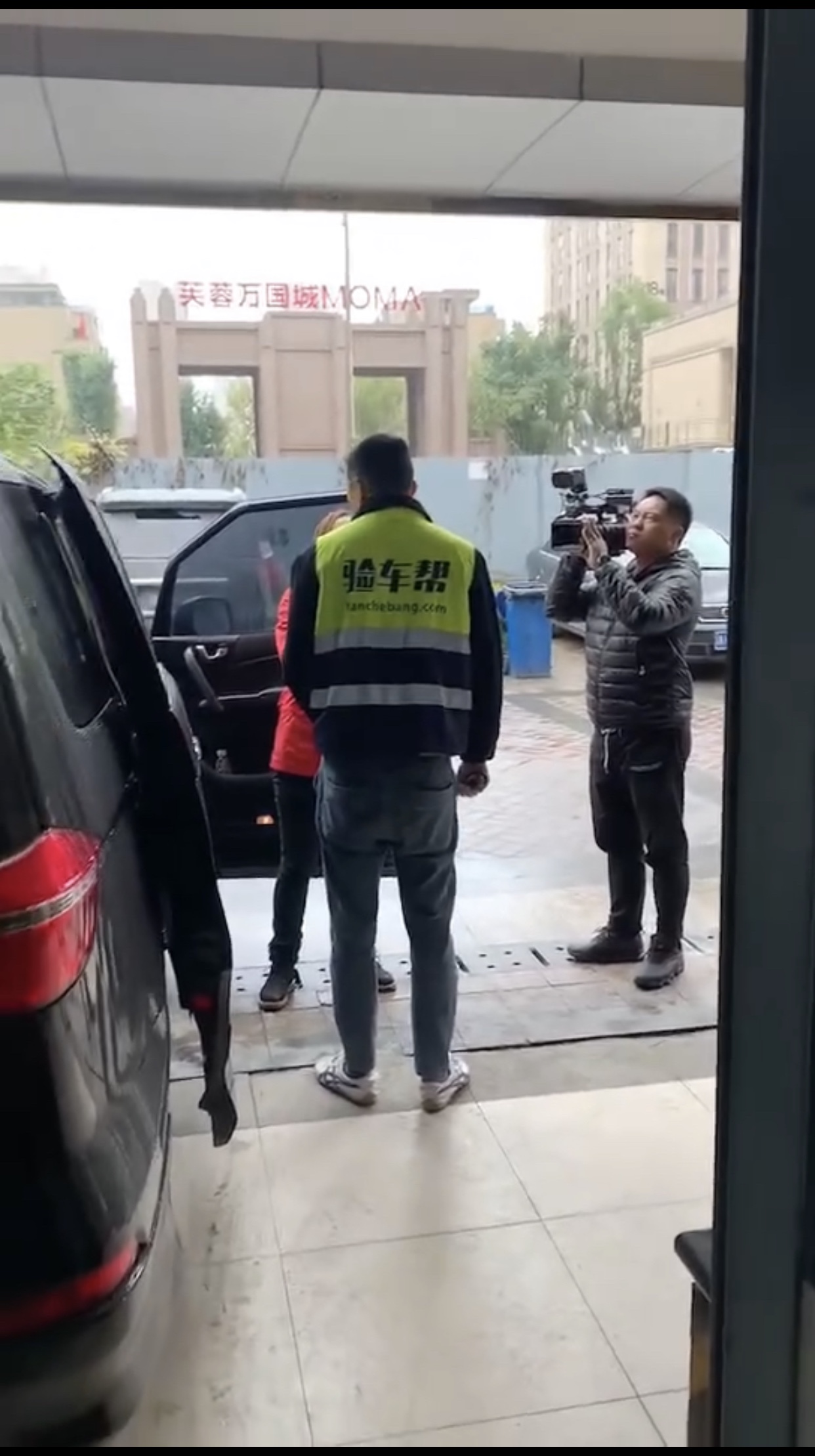 买到泡水车，记者和车行老板大吵一架，才维权成功