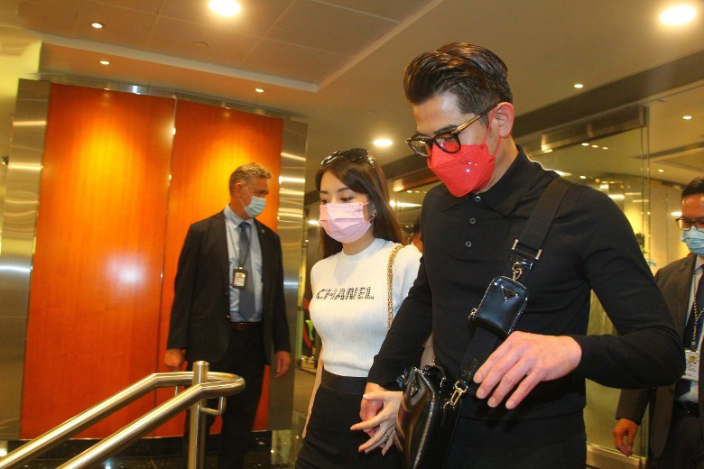 郭富城夫婦十指緊扣現身馬場，方媛全身名牌加持，望夫眼超有愛