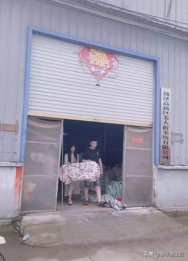 大衣哥儿媳再次支援河南，和丈夫互动甜蜜，妆容精致穿长裙