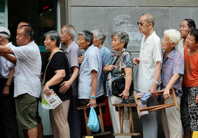 老人在银行门口扎扎堆，放弃利息也要取钱，是什么原因？