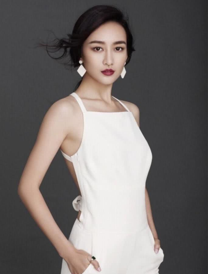 王鸥也大胆了！“肚兜”连体裤都敢穿出来，不仅不俗反而更美了